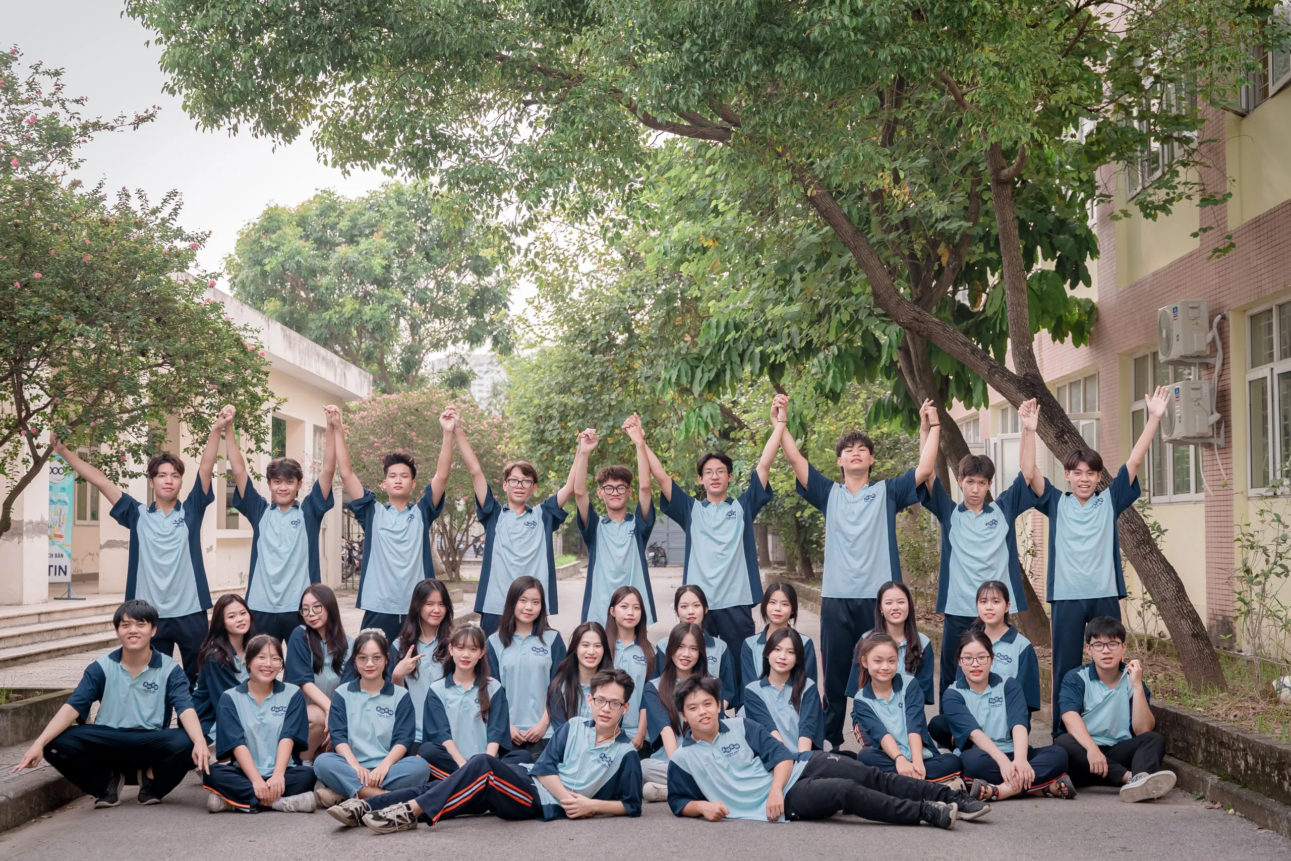 Tap-the-lop-11a10-thich-thu-voi-mau-ao-dong-phuc-lop-cuc-chat-do-Anh-Duong-Uniform-thiet-ke